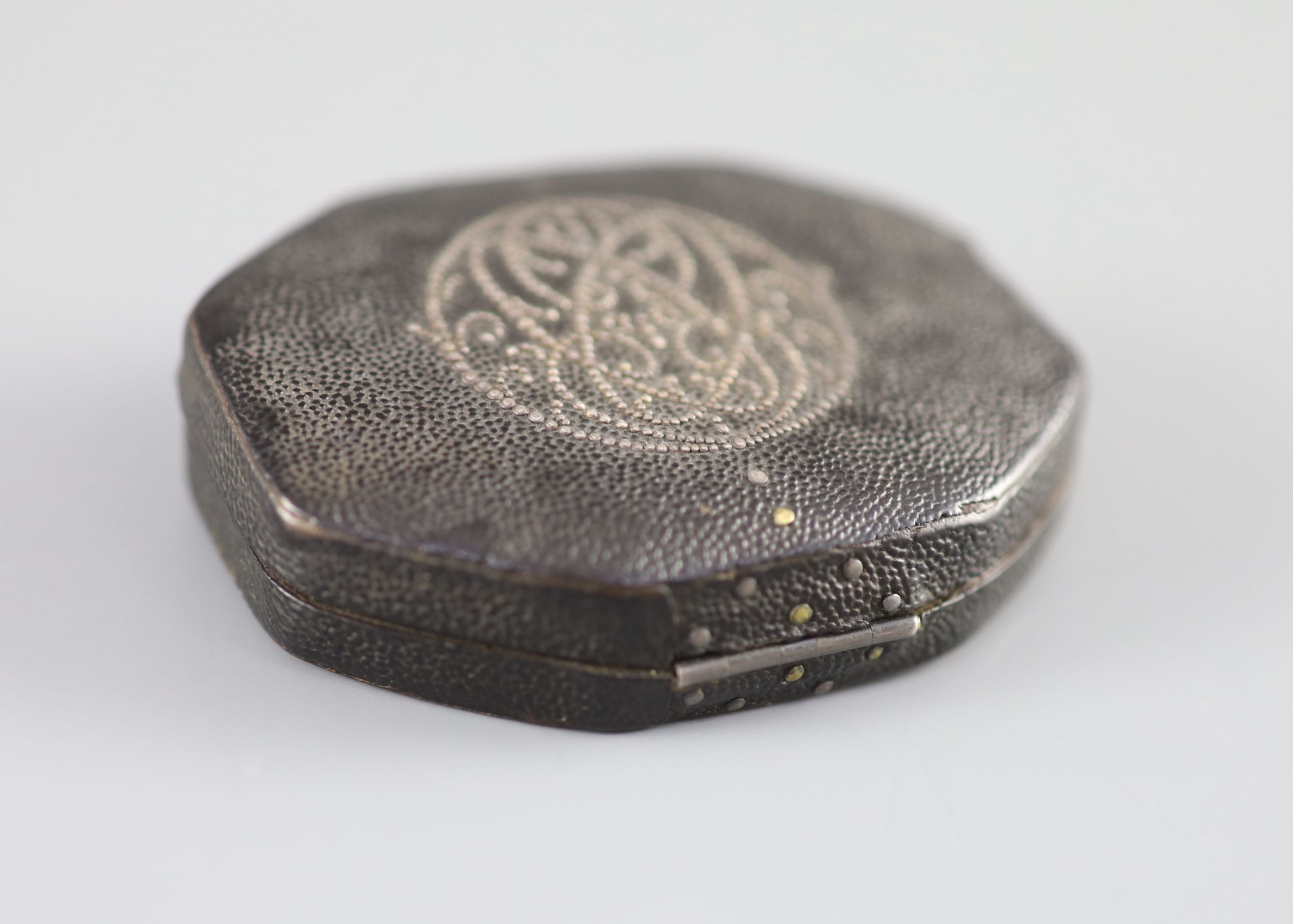 A cased French silver Butterfield-type pocket sundial / compass (scale) early 18th century 6 x 5cm